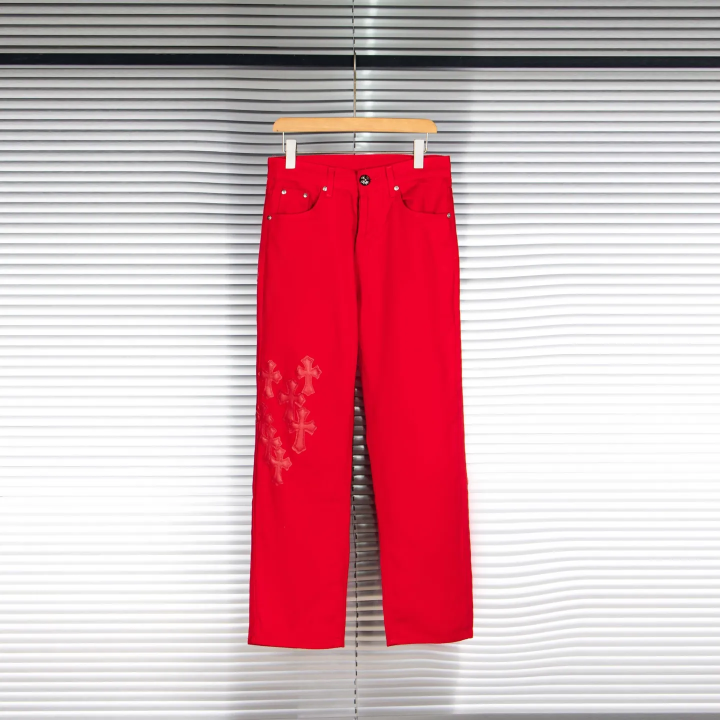 P260 CHROME HEARTS 25ss dopamine Chinese red cross leather washed jeans - Full of exploring the ultimate in fashion, Chrome Hearts' new Chrome Hearts pants not only present a unique style, but the fresh ice blue color looks particularly youthful and energetic. The mid-high waist design is paired with a lazy and casual style, which not only shows long legs but also maintains a casual feel. It is a must-have fashion choice for trendy men and trendy women. Style No.: 1789 Color: Dopamine Red Size: 28 30 32 34